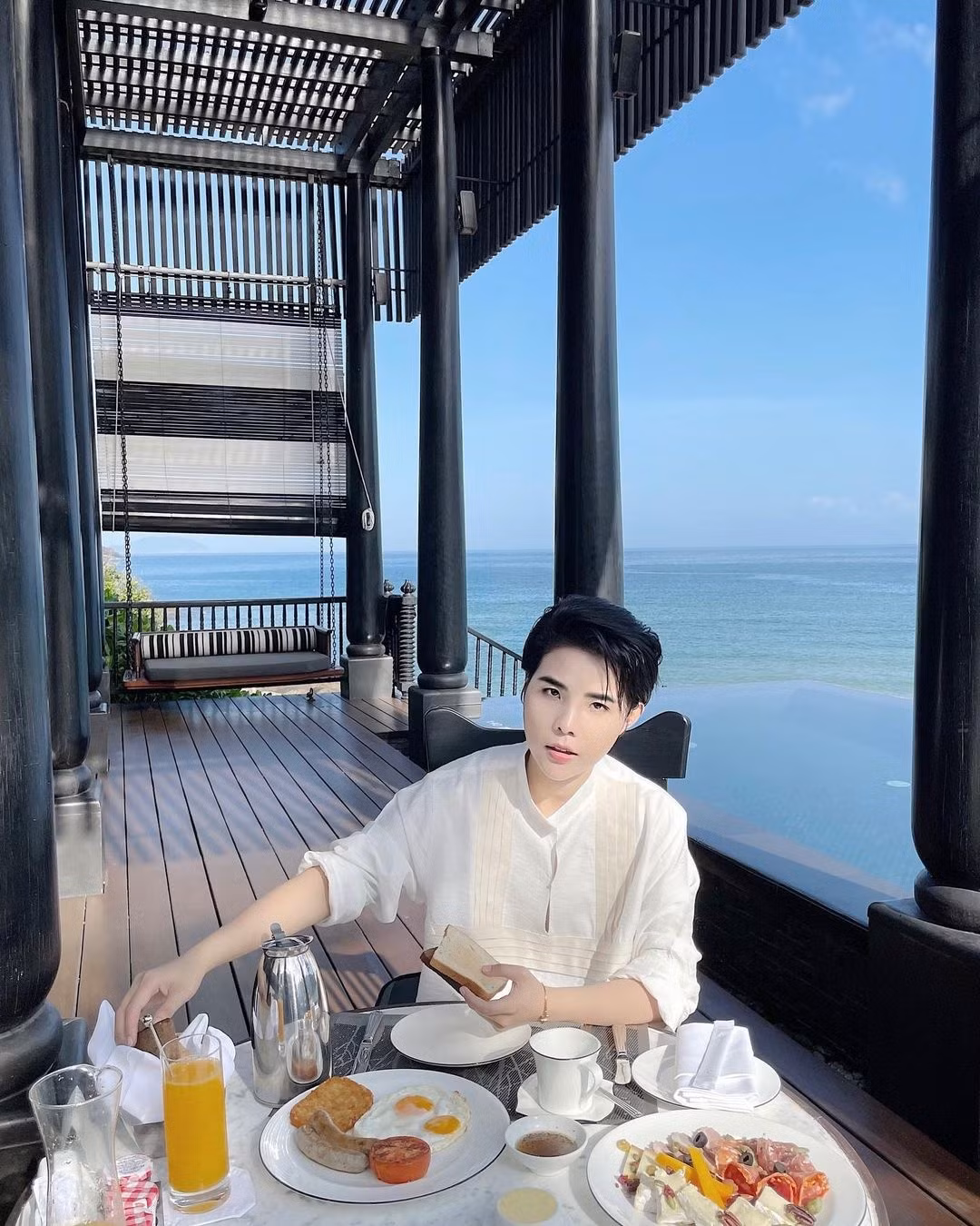 Khi mặc áo phông đơn giản, cô vẫn không quên đeo thêm vòng cổ để khiến diện mạo trông bớt đơn điệu. Mái tóc ngắn rũ xuống mặt cùng vóc dáng mảnh mai, phong cách unisex, Vũ Cát Tường nhiều lần được fan nhận xét có nét tương đồng với các thần tượng Kpop.