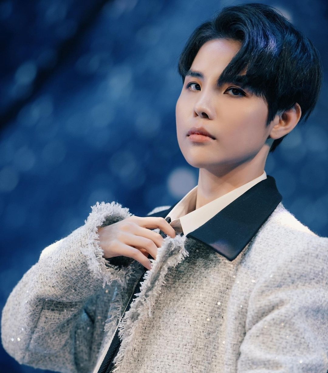 Bên cạnh đó, để che đi bờ vai nhỏ, tạo cảm giác mạnh mẽ hơn, cô thường chú trọng đến những thiết kế có phần cầu vai cứng cáp hay được độn. Hơn nữa, phần vai được tôn lên sẽ giúp người mặc trông cao hơn.