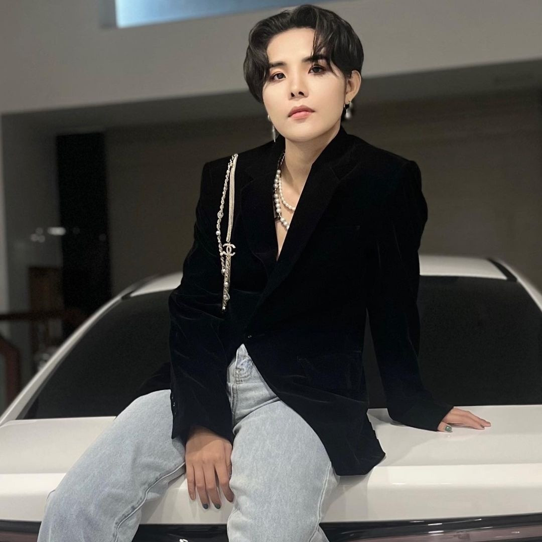 Khi không đứng trên sân khấu, cô chọn những chiếc blazer trơn, mang đến cảm giác thoải mái hơn. Với cô, quần jeans dáng rộng là món đồ lý tưởng để phối cùng blazer trong một số dịp thay vì cứ gắn bó với chiếc quần tây.