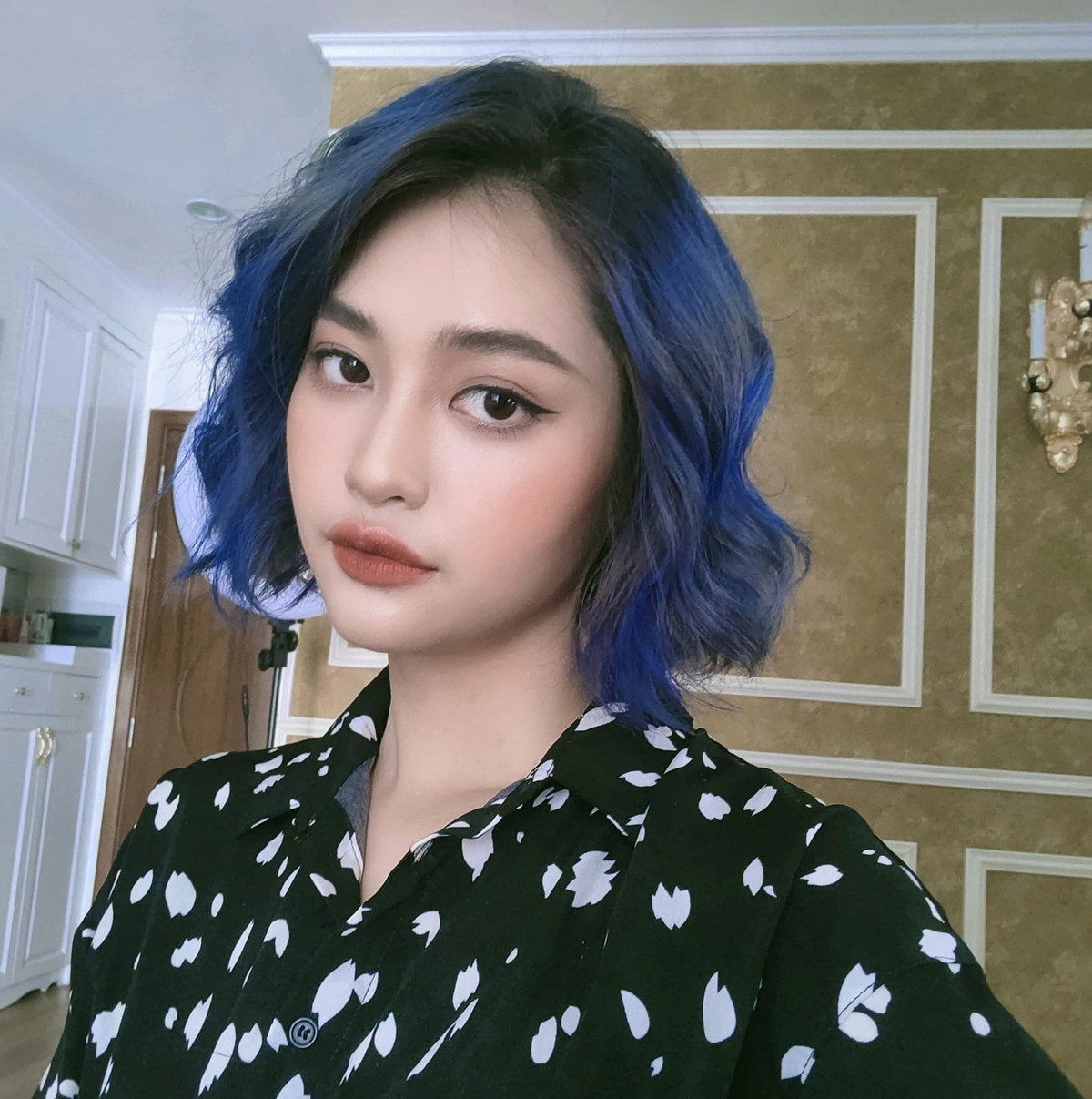 Hai năm kể từ sau cuộc thi Hoa hậu Việt Nam, Thúy Hằng thay đổi lớn về phong cách thời trang, hình ảnh. Không còn xuất hiện trong những bộ đầm nữ tính, mái tóc dài, cô chuyển hướng sang diện trang phục trẻ trung, gợi cảm như crop top, blazer, đầm cut-out... Mái tóc ngắn cũng mang lại vẻ cá tính, hiện đại hơn cho người đẹp. Tân hoa hậu là người không ngại làm mới mình. Cô từng nhuộm tóc xanh, đỏ...