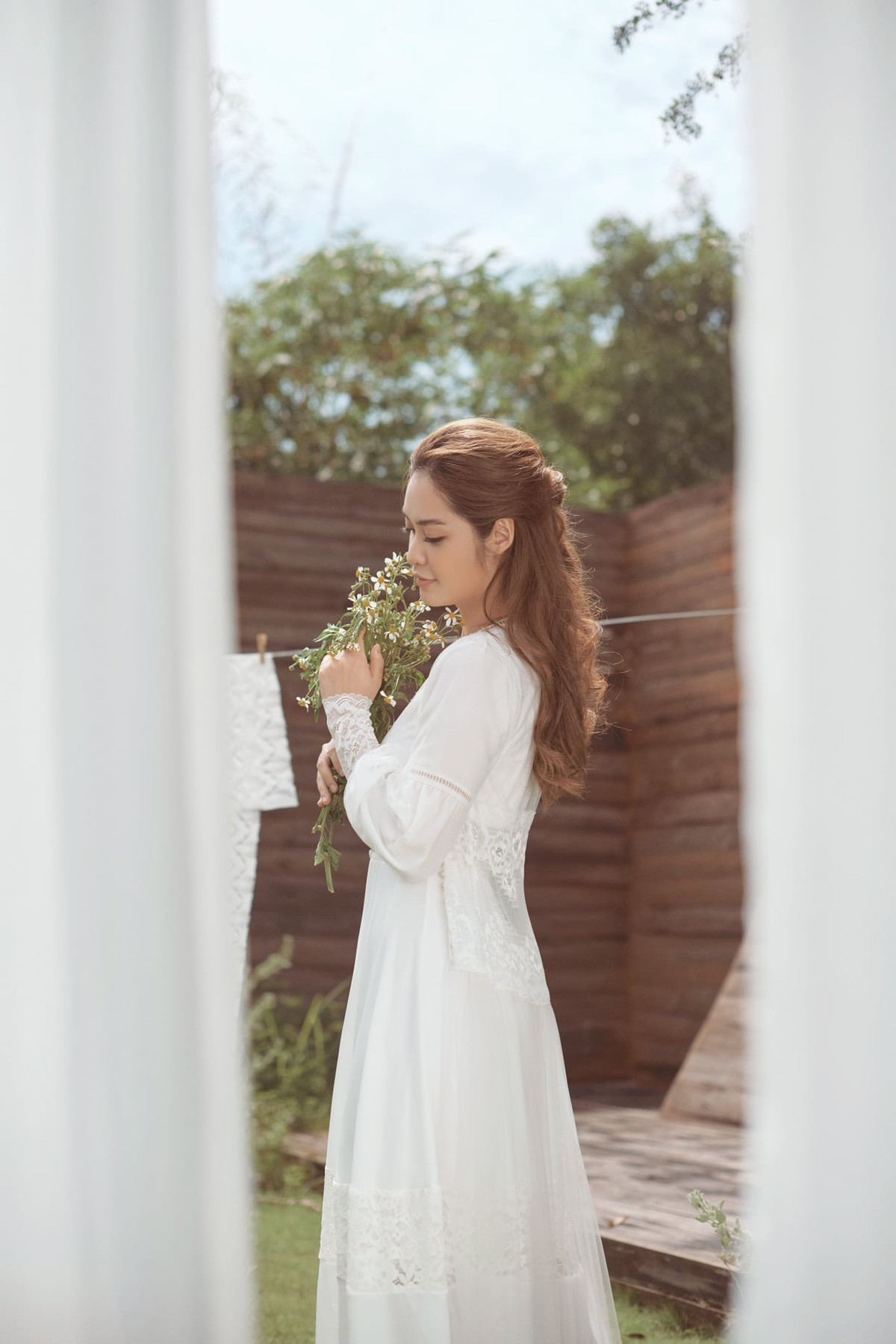 Trong top 30, Nông Thúy Hằng là cô gái có học vấn cao. Cô là học sinh giỏi suốt 12 năm, từng đoạt giải Ba môn Văn cấp quốc gia. Tân hoa hậu tốt nghiệp chuyên ngành Kinh doanh Quốc tế thuộc Viện Thương mại và Kinh tế Quốc tế của Đại học Kinh tế Quốc dân. Tại trường học, cô năng nổ tham gia các hoạt động tập thể. Nông Thúy Hằng chính là người thành lập Câu lạc bộ Phong cách sinh viên, nhằm tạo ra môi trường giao lưu học hỏi và làm việc chuyên nghiệp cho các sinh viên của Đại học Kinh tế Quốc dân.