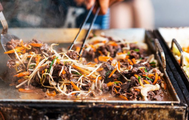 Đi du lịch ít người để ý những điều quan trọng này khi ăn uống Di du lich it nguoi de y nhung dieu quan trong nay khi an uong