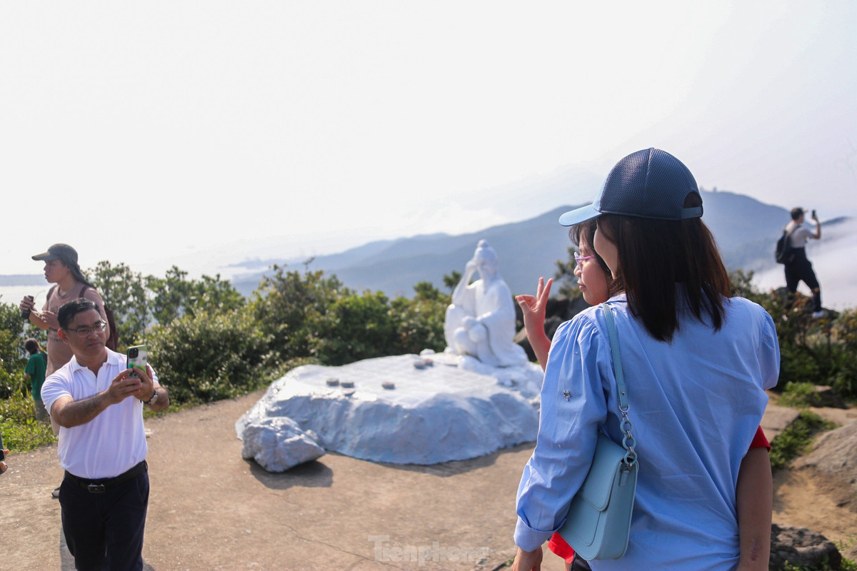 Nhiều gia đình, bạn trẻ cùng nhau check - in trên đỉnh Bàn Cờ.