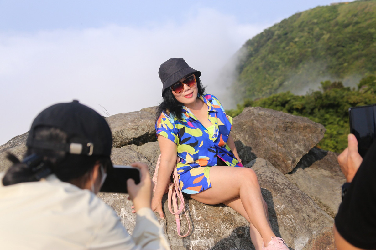 Chị Nguyễn Thị Hoa - du khách đến từ Quảng Nam - cho biết, chị cùng gia đình lựa chọn đỉnh Bàn Cờ là điểm đến để du lịch dịp nghỉ cuối tuần. “Trước đó, tôi đọc được một vài thông tin là tỷ phú nước ngoài đã đến thưởng trà trên đỉnh Bàn Cờ, nên tôi quyết định cùng chồng và các con ra đây xem khung cảnh như thế nào. Đây là lần đầu tiên tôi đặt chân đến và thật sự tôi rất thích bầu không khí này. Gia đình tôi cũng tranh thủ chụp hình để lưu giữ lại kỉ niệm khi đến đây”, chị Hoa nói.