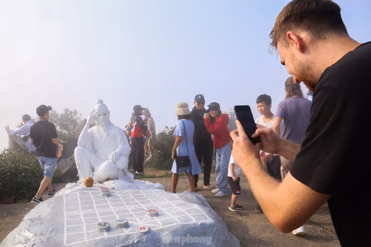 Khung cảnh thiên nhiên đầy mê hoặc và cuốn hút trên đỉnh Bàn Cờ khiến nhiều người thích thú.