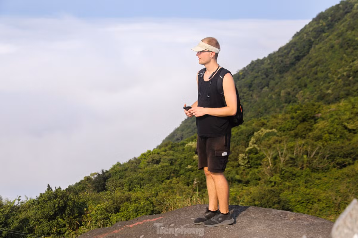 Nhiều du khách đến từ nước ngoài cũng tranh thủ chụp hình, tham quan tại đây.