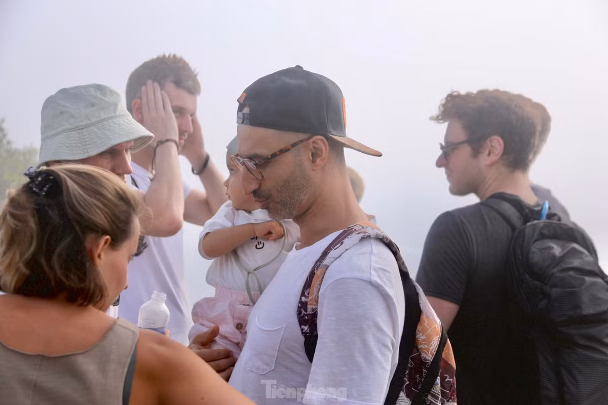 Tranh thủ thời tiết đẹp, nhiều gia đình đã lựa chọn đỉnh Bàn Cờ để đến tham quan, du lịch dịp cuối tuần khiến nơi đây trở nên đông nghịt.