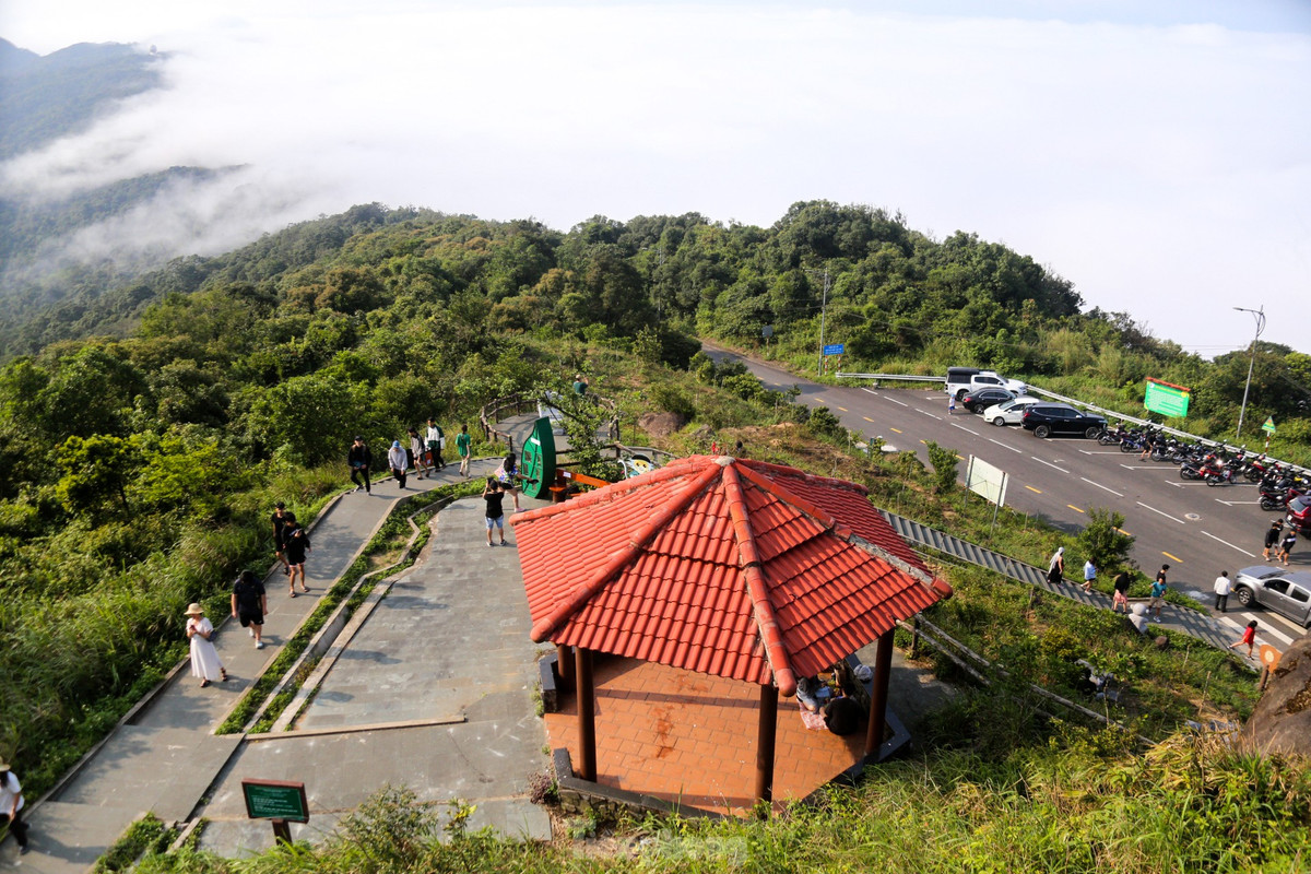 Nằm cách trung tâm thành phố khoảng 10km, đỉnh Bàn Cờ (phường Thọ Quang, quận Sơn Trà, TP. Đà Nẵng) được thiên nhiên ưu ái ban tặng một vẻ đẹp vô cùng thơ mộng, huyền bí với núi rừng bạt ngàn và khung cảnh mênh mông sóng biển.