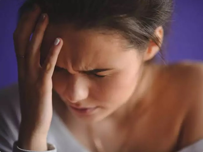  Thực hiện những thay đổi trong chế độ ăn uống: Một số yếu tố kích thích đau đầu đó uống caffeine, rượu, chất làm ngọt nhân tạo, thực phẩm chế biến sẵn và một số chất phụ gia thực phẩm như bột ngọt và nitrat. Do đó bạn nên chuyển sang chế độ ăn uống lành mạnh, cân bằng với nhiều trái cây, rau, ngũ cốc nguyên hạt và protein nạc có thể giúp ngăn ngừa đau đầu. Ngoài ra, đảm bảo các bữa ăn chính và bữa ăn nhẹ đều đặn để ổn định lượng đường trong máu để giảm thiểu chứng đau đầu do biến động lượng đường trong máu.