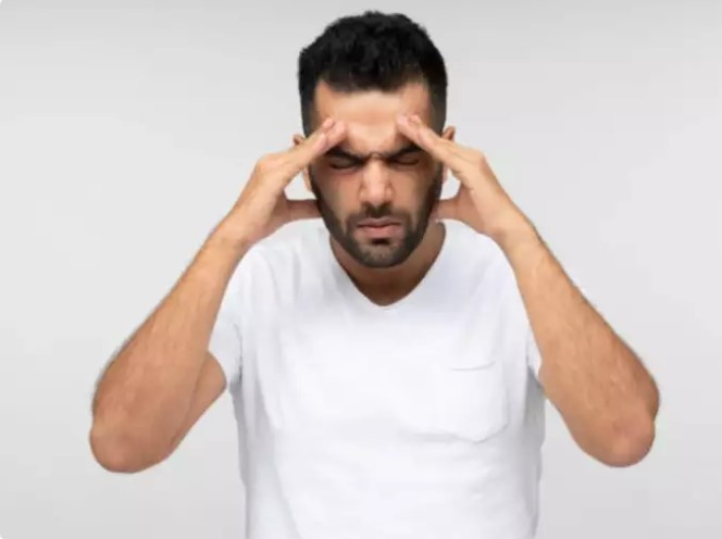  Thử liệu pháp mùi hương: Tinh dầu có thể là 1 lựa chọn giúp làm giảm bớt các bệnh khác nhau, bao gồm cả đau đầu. Một số loại dầu, chẳng hạn như bạc hà, hoa oải hương và bạch đàn, có đặc tính giảm đau và chống viêm giúp giảm các triệu chứng đau đầu. Hít tinh dầu thông qua xông hơi, khuếch tán hoặc bôi lên thái dương và cổ sẽ làm dịu cơn đau đầu và tạo cảm giác thư giãn một cách hiệu quả. Nên pha loãng tinh dầu với dầu nền như dầu dừa hoặc dầu hạnh nhân để ngăn ngừa kích ứng da và tăng cường khả năng hấp thụ.