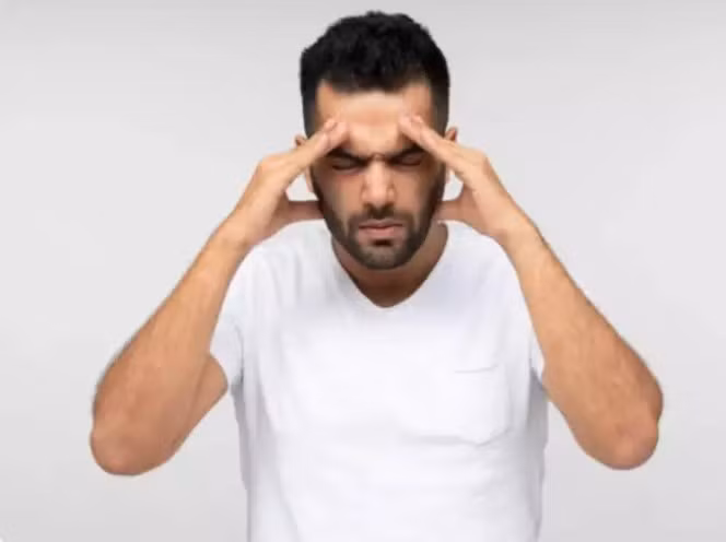  Thử liệu pháp mùi hương: Tinh dầu có thể là 1 lựa chọn giúp làm giảm bớt các bệnh khác nhau, bao gồm cả đau đầu. Một số loại dầu, chẳng hạn như bạc hà, hoa oải hương và bạch đàn, có đặc tính giảm đau và chống viêm giúp giảm các triệu chứng đau đầu. Hít tinh dầu thông qua xông hơi, khuếch tán hoặc bôi lên thái dương và cổ sẽ làm dịu cơn đau đầu và tạo cảm giác thư giãn một cách hiệu quả. Nên pha loãng tinh dầu với dầu nền như dầu dừa hoặc dầu hạnh nhân để ngăn ngừa kích ứng da và tăng cường khả năng hấp thụ.