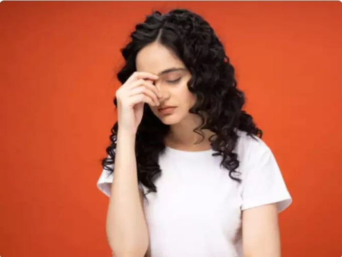  Thử bấm huyệt để giảm đau đầu: Bấm huyệt là một kỹ thuật chữa bệnh truyền thống, đó là việc tạo áp lực lên các điểm cụ thể trên cơ thể để giảm đau và thúc đẩy quá trình lành vết thương. Kích thích các điểm bấm huyệt liên quan đến giảm đau đầu, chẳng hạn như điểm LI-4 nằm giữa ngón cái và ngón trỏ, có thể làm giảm mức độ nghiêm trọng và thời gian đau đầu một cách hiệu quả. Xoa bóp nhẹ nhàng hoặc ấn mạnh vào các điểm này trong vài phút có thể kích thích phản ứng chữa lành tự nhiên của cơ thể, giải phóng căng thẳng và thúc đẩy giảm đau đầu.