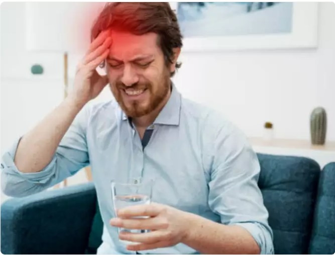  Hãy thử những phương thuốc thảo dược: Thảo dược cung cấp các lựa chọn thay thế tự nhiên cho thuốc giảm đau thông thường để giảm đau đầu. Một số loại thảo mộc, bao gồm cúc thơm, củ cải bơ và gừng, đã được chứng minh là có hiệu quả trong việc giảm tần suất và cường độ đau đầu. Việc kết hợp các loại thảo mộc này vào trà, cồn thuốc hoặc chất bổ sung dưới sự hướng dẫn của chuyên gia chăm sóc sức khỏe sẽ giúp giảm đau đầu an toàn và hiệu quả mà không có tác dụng phụ liên quan đến dược phẩm.