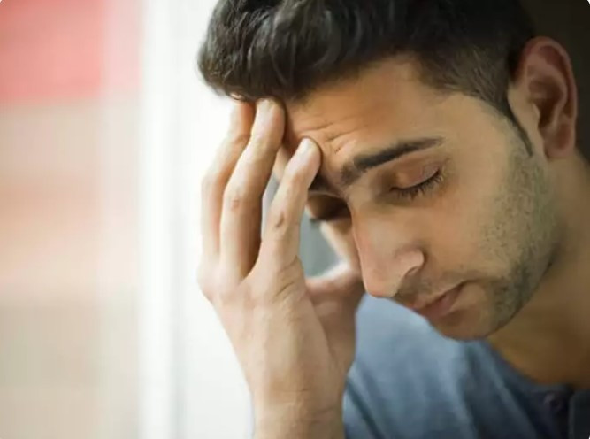  Tập thể dục thường xuyên: Hoạt động thể chất thường xuyên không chỉ cần thiết cho sức khỏe tổng thể mà còn đóng vai trò chính trong việc ngăn ngừa và kiểm soát chứng đau đầu. Tham gia các bài tập aerobic như đi bộ, đạp xe, bơi lội hoặc chạy bộ sẽ thúc đẩy giải phóng endorphin, thuốc giảm đau tự nhiên của cơ thể, có thể làm giảm cường độ và tần suất đau đầu. Ngoài ra, tập thể dục giúp cải thiện lưu lượng máu, giảm căng cơ và giảm bớt căng thẳng, tất cả đều góp phần giảm đau đầu.