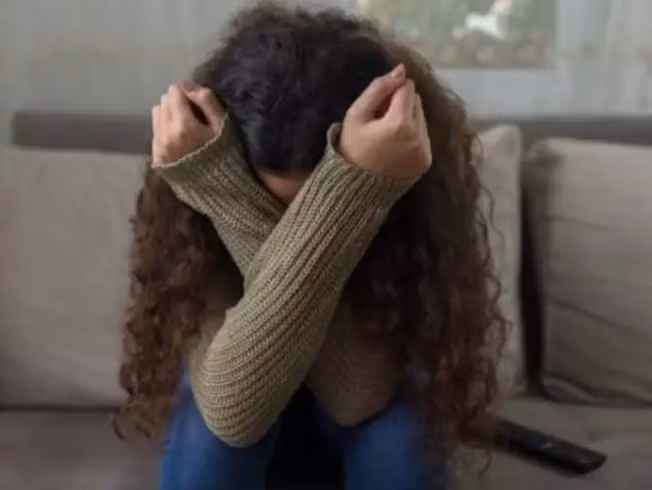  Chườm lạnh: Chườm lạnh lên trán hoặc cổ là phương pháp giúp giảm đau đầu nhanh chóng và hiệu quả. Liệu pháp chườm lạnh giúp co mạch máu, giảm viêm và làm tê vùng đó, giảm bớt cảm giác khó chịu do đau đầu. Đơn giản chỉ cần đặt một túi lạnh hoặc khăn lau ngâm trong nước lạnh lên vùng bị ảnh hưởng trong vòng 10 - 15 phút để cảm thấy nhẹ nhõm. Ngoài ra, xen kẽ giữa chườm lạnh và chườm nóng cũng có thể mang lại lợi ích bổ sung bằng cách cải thiện lưu thông máu và thư giãn các cơ đang căng.