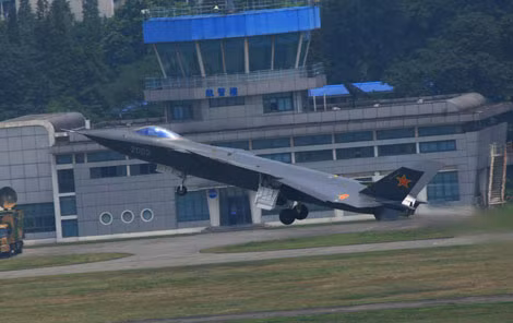 Tiêm kích tàng hình J-20 bay thử nghiệm.