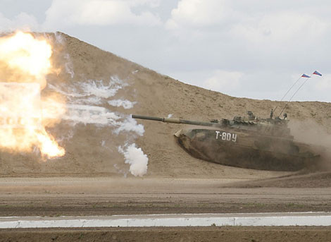 Xe tăng chiến đấu chủ lực T-80U vừa "bay" vừa nhả đạn.