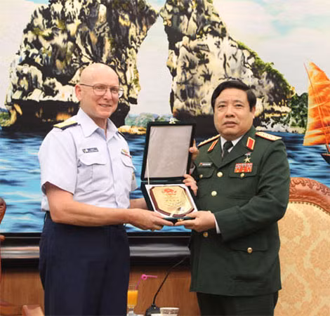 Đại tướng Phùng Quang Thanh trao biểu tượng của Bộ Quốc phòng Việt Nam tặng Đô đốc Robert J. Papp.