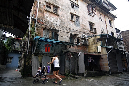 Nhìn khu tập thể xuống cấp nghiêm trọng như thế này, nhưng người dân sinh sống tại đây vẫn cố bám trụ trong nỗi lo thường trực.