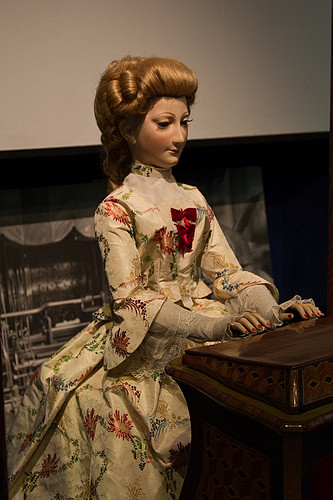 Gia đình Jaquet Droz đã thiết kế nhiều robot ở Pháp trong những năm 1700. Dạng robot này ban đầu được xây dựng để quảng cáo và thúc đẩy việc bán đồng hồ. Một trong những mẫu robot Jaquet Droz điển hình là “The Musician” - một robot phụ nữ chơi đàn.