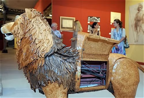 Năm 2009, nhà thiết kế thiết bị tự động Italy Renato Boaretto tạo ra sư tử máy dựa theo phác họa sơ bộ của danh họa Leonardo Da Vinci thời phục hưng. Con sư tử máy dài 1,9m, cao 1,3m và trông rất thân thiện. Nó có thể đi lại, xoay đầu, vẫy đuôi và há miệng.