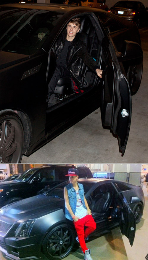 Chiếc Cadillac CTS-V (Batmobile) với thiết kế cửa đặc biệt và có biểu tượng Người dơi.