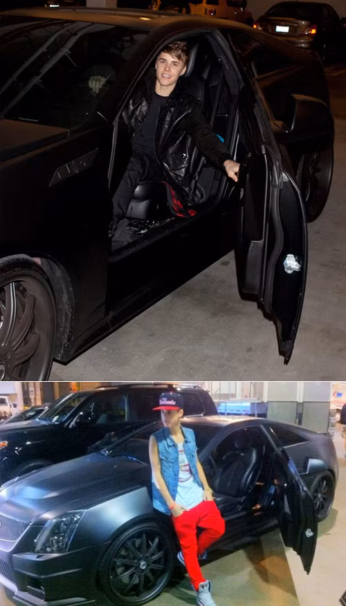 Chiếc Cadillac CTS-V (Batmobile) với thiết kế cửa đặc biệt và có biểu tượng Người dơi.