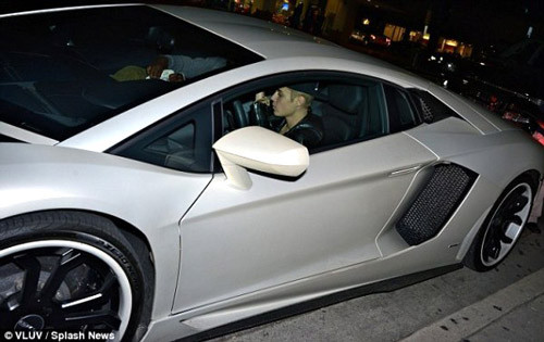 Lamborghini Aventador, chiếc xe có giá lên tới hàng triệu USD cũng nằm trong bộ sưu tập khủng.