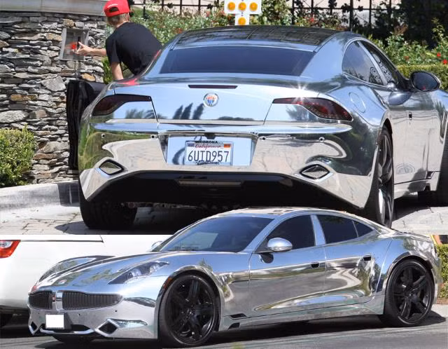 Anh chàng cũng sở hữu một chiếc Fisker Karma chrome sáng bóng, một trong những dòng xe thể thao hạng sang. Đây là món quà của công ty quản lý tặng cho nam ca sĩ nhân dịp sinh nhật tròn 18 tuổi.
