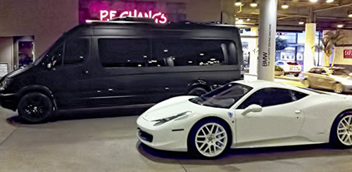 Cả 2 chiếc Mercedes-Benz Sprinter Van và Ferrari 458 này đều là của Justin Bieber.