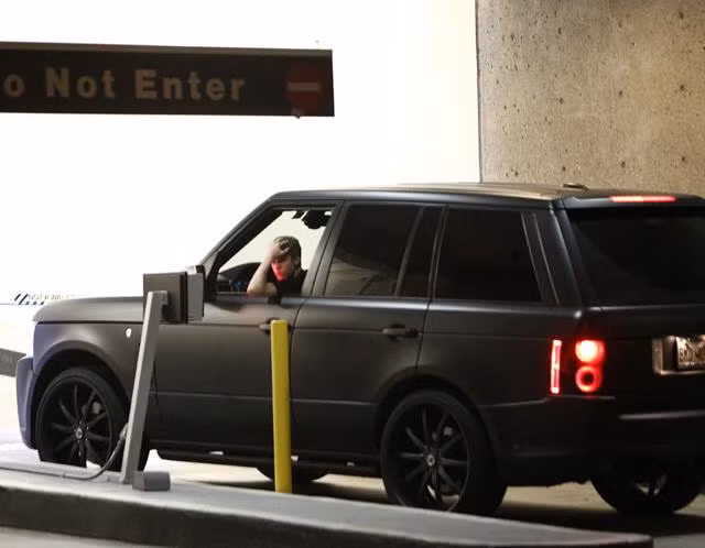 Justin có trong tay bộ sưu tầm toàn xe hơi hạng cao cấp như siêu phẩm Ferrari, Fisker Karma, Lamborghini Gallardo và chiếc Range Rover hàng khủng như này.