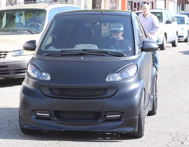Justin Bieber cũng từng gây “sốt” với chiếc Smart ForTwo màu đen sang trọng. Không chỉ khoác "bộ cánh" lạ mắt, chiếc xe còn được thay logo bằng dòng chữ "Swag Car”.