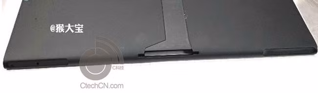 Nokia Lumia 2520 sở hữu chân đế nhỏ gọn và màn hình Full HD. Theo hình ảnh rò rỉ thì mặt sau máy được gắn kèm cả chân đế nhưng tương đối nhỏ gọn khác với dòng tablet Surface của Microsoft. Ngoài ra, một loạt hình nền màn hình của Lumia 2520 cũng bị rò rỉ với nhiều màu sắc khác nhau và tiết lộ rằng độ phân giải màn hình máy sẽ là 1080p.