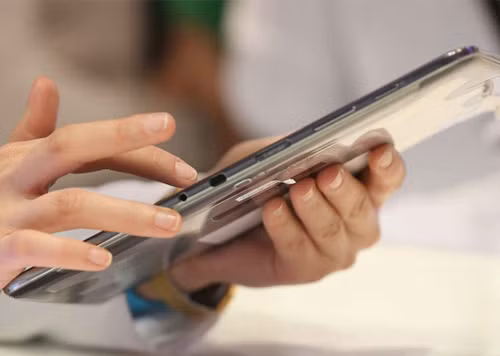 Galaxy Tab sẽ chạy cùng lúc Android và Windows RT. Mẫu Galaxy Tab mới có kích thước 12 inch sẽ sử dụng màn hình IGZO của Sharp cho độ phân giải đạt chất lượng Ultra HD 1.600 x 2.560 pixel, giúp cho chất lượng hiển thị hình ảnh trở nên sắc nét hơn nhưng mức tiêu hao pin lại thấp hơn so với các sản phẩm khác.