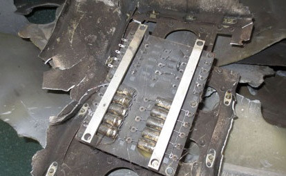 Một mảnh kim loại "lạ".