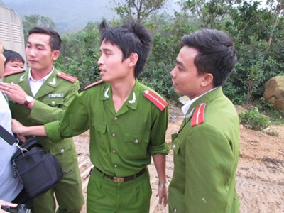 Ba thiếu úy Công an huyện Kỳ Anh đang sỉ nhục nhóm PV.