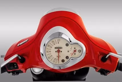 Nozza mới trang bị mặt đồng hồ công-tơ-mét trực quan, được phủ lên mình bộ cánh mới với 5 màu sắc tinh tế và trang nhã: đỏ, trắng, xanh, đen và nâu.