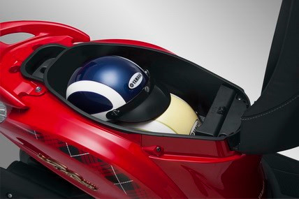 Là sản phẩm dành cho giới nữ, Nozza được trang bị rất nhiều tính năng tiện ích với hộc đựng đồ rộng chứa được 2 mũ bảo hiểm nửa đầu, nắp bình xăng mở từ ổ khóa, sàn để chân rộng.