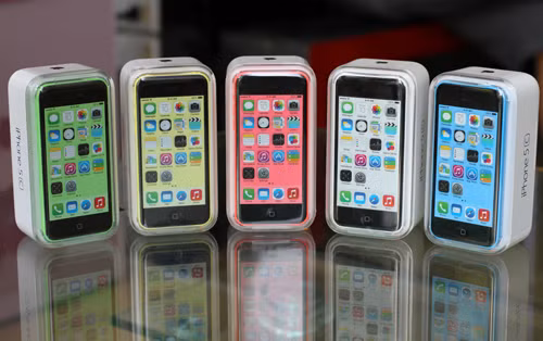 iPhone 5C tồn kho và buộc phải giảm giá bán. Tại thị trường Trung Quốc, nơi ban đầu được cho là thị trường trọng điểm của 5C, giá bán của model này trên trang thương mại Taobao cũng liên tục giảm, từ mức ban đầu 733 USD nay chỉ còn 572 USD (phiên bản 16 GB). Dù chưa bán chính thức, nhưng mức giá iPhone 5C “xách tay” tại Việt Nam tụt dốc từ 18 triệu đồng những ngày đầu xuống chỉ còn 11,5 đến 12 triệu sau hơn 2 tuần có mặt. Bên cạnh đó, sản lượng iPhone 5C mỗi ngày của Apple đã bị điều chỉnh sản xuất giảm tới 50%.