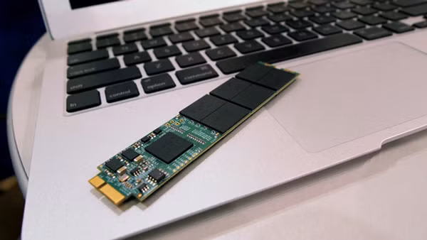 Apple thay miễn phí ổ SSD trên MacBook Air 2012. Apple vừa phát hiện ra vấn đề trên ổ SSD của một lô MacBook Air 2012. Công ty đã lên tiếng thừa nhận lỗi này và tung ra một bản cập nhật phần mềm để khắc phục sự cố. Những máy không thể khắc phục được lỗi này thì sẽ được thay miễn phí ổ SSD.