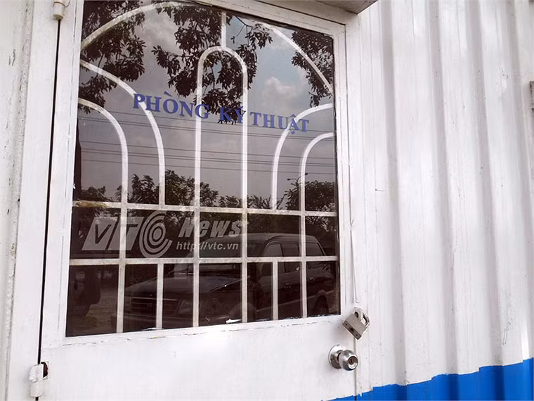 Phòng kỹ thuật đóng cửa.