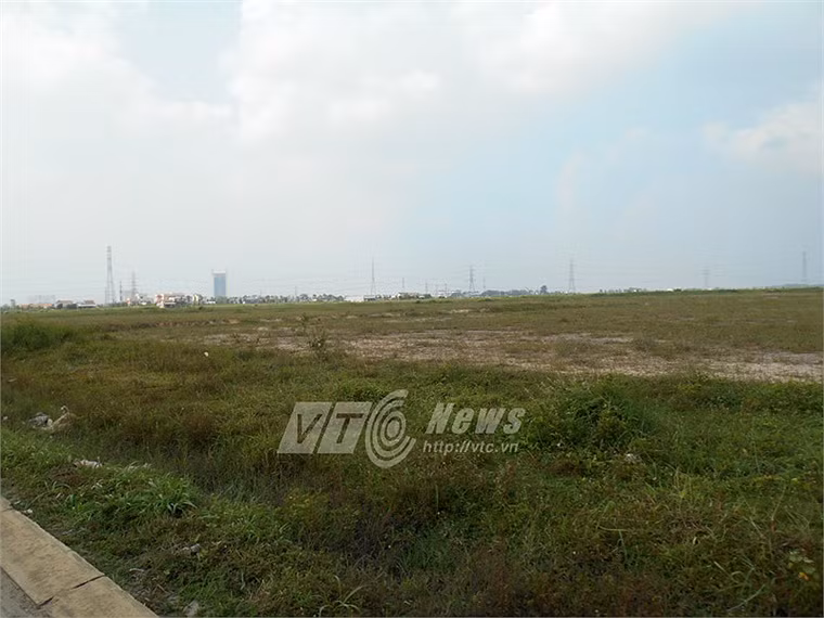 Khu vực dự kiến làm nhà ở cho công nhân bị bỏ trống, cỏ mọc um tùm.