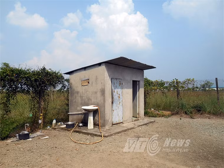 Nhà tắm dã chiến tại văn phòng điều hành.