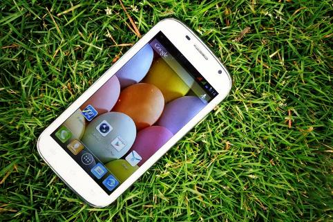 Rò rỉ ảnh thực tế smartphone FPT F80. FPT F80 nổi bật bởi thiết kế thời trang với màn hình 5 inch sắc nét, nắp lưng kim loại mạnh mẽ, cứng cáp và cá tính.