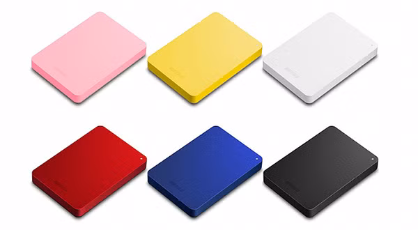 Buffalo ra dòng ổ cứng ngoài màu sặc sỡ. Hãng Buffalo sắp ra dòng ổ cứng di động HD-PNFU3 Series với khả năng bảo mật tốt cùng nhiều màu sắc sặc sỡ. HD-PNFU3 Series có 6 màu, bao gồm xanh lam, hồng, vàng, trắng, đỏ và đen. Thiết bị sẽ được trang bị phần mềm độc quyền của Buffalo là EX2 TurboPC (nén dữ liệu tự động và kết nối ổ cứng ở chế độ an toàn).