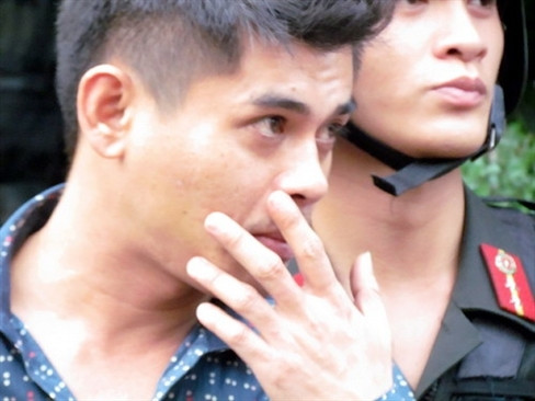 Một trong những đối tượng bị cảnh sát tạm giữ...