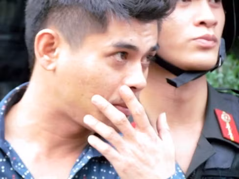 Một trong những đối tượng bị cảnh sát tạm giữ...