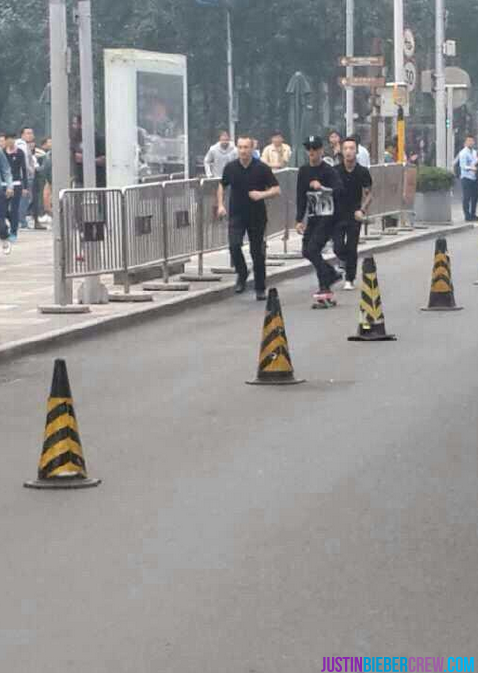 Một ngày trước đó, vệ sĩ còn phải chạy bám theo Justin đi lướt ván quanh thị trấn.