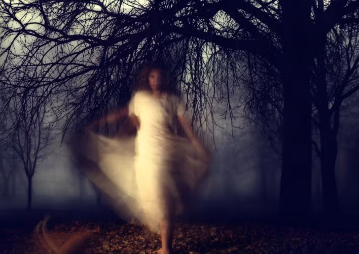 Ma. Hóa trang thành ma là cách hóa trang đơn giản nhất mỗi dịp Halloween đến, người ta chỉ cần chọc hai lỗ mắt ở tấm ga trải giường và bạn đã có trang phục Halloween rùng rợn. Trở thành một con ma thực thụ thì phức tạp hơn. Trước tiên, bạn phải chết, sau đó để cho linh hồn của bạn lang thang khắp trái đất hù doạ người thân và ám ảnh ngôi nhà.