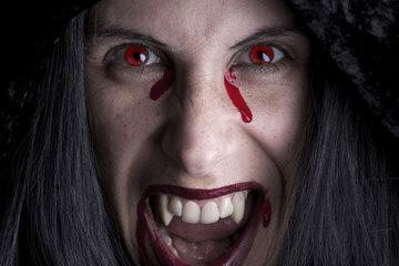 Ma cà rồng. Ma cà rồng hút máu người đã xuất hiện trong văn hóa dân gian từ cách đây hàng ngàn năm, nhưng phiên bản ma cà rồng có răng nanh thì được biết đến từ những huyền thoại thế kỷ 18 và 19 của Đông Âu. Ở đó, người ta tin rằng một người khi sinh ra bị dị tật hoặc chết bất thường thì sau khi chết sẽ “đội mồ” sống dậy để khủng bố người sống.